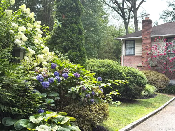 12 Robin LN, Huntington, NY 11743
