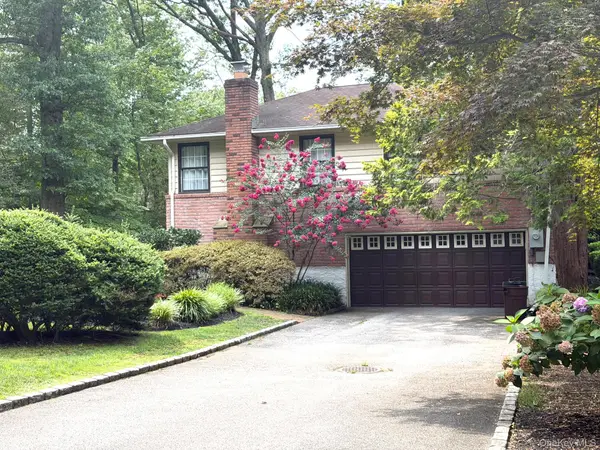 12 Robin LN, Huntington, NY 11743