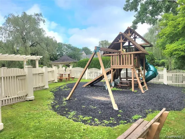 3905 Buttonwood LN, Carmel, NY 10512