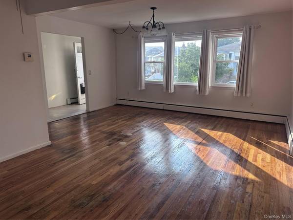 45 Radcliffe RD #1, Island Park, NY 11558