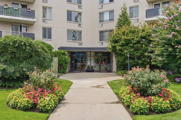 135 Post AVE #2J, Westbury, NY 11590