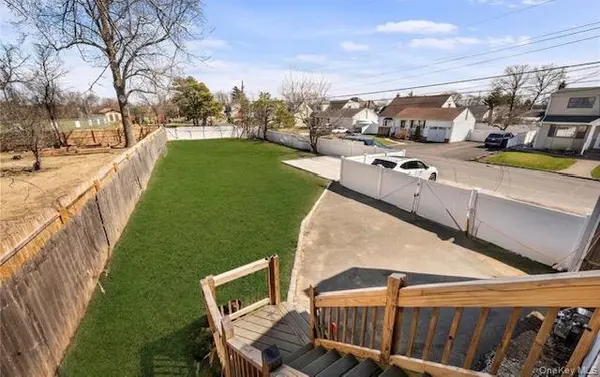 321 Sherbrooke RD, Lindenhurst, NY 11757