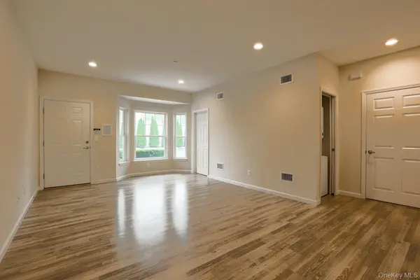 1 Grace LN, Lindenhurst, NY 11757