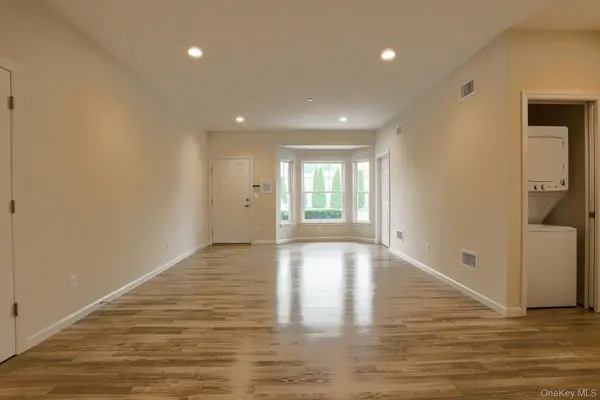 1 Grace LN, Lindenhurst, NY 11757