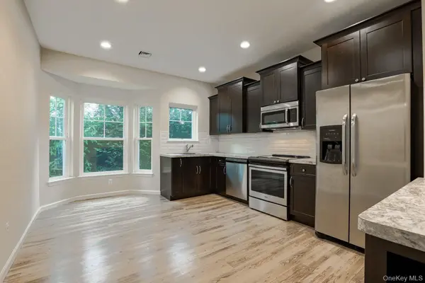 1 Grace LN, Lindenhurst, NY 11757