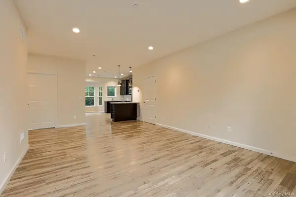 1 Grace LN, Lindenhurst, NY 11757