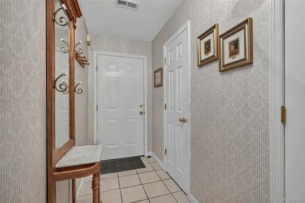81 Lois LN, Monroe, NY 10950