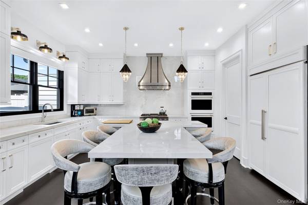 78 Three Ponds LN, Woodbury, NY 11797