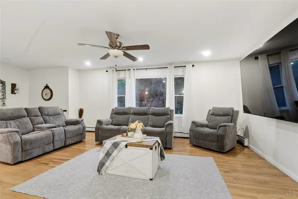 15 Guernsey DR, New Windsor, NY 12553