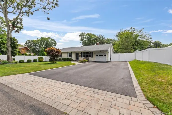 84 Stratler DR, Shirley, NY 11967