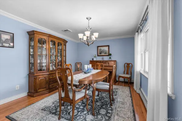 84 Stratler DR, Shirley, NY 11967