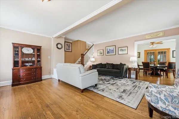 53 Larch AVE, Floral Park, NY 11001