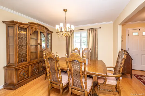 40 Somerset DR, Commack, NY 11725