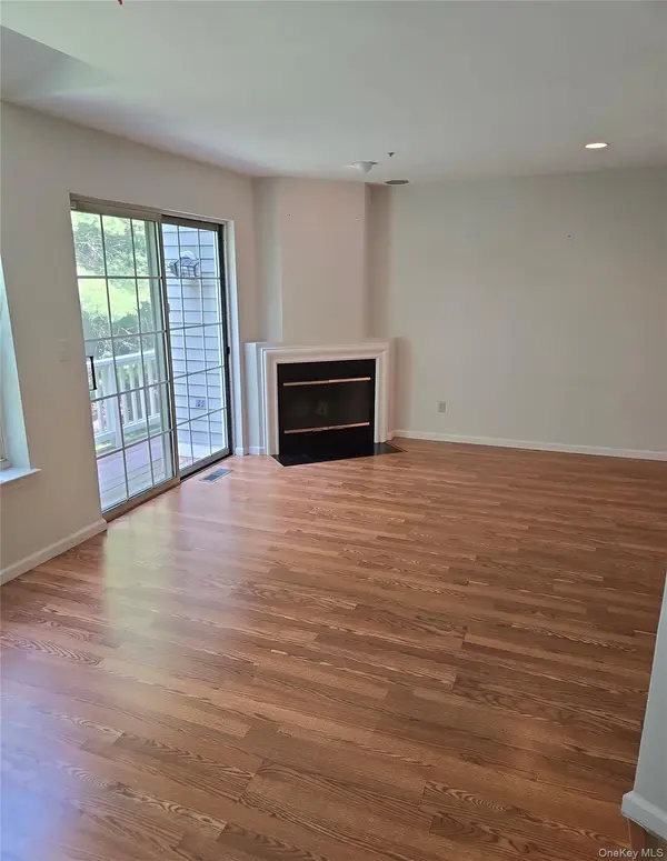 1506 Pondcrest LN, White Plains, NY 10607