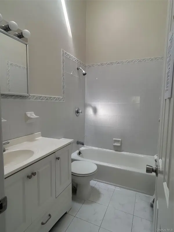 75 Mc Cue LN, Babylon, NY 11702