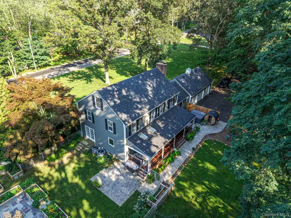 22 Ashley LN, Shoreham, NY 11786