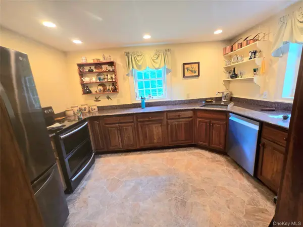 56 Finnerty PL, Putnam Valley, NY 10579