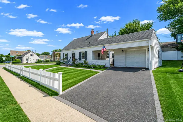 126 Cotton LN, Levittown, NY 11756