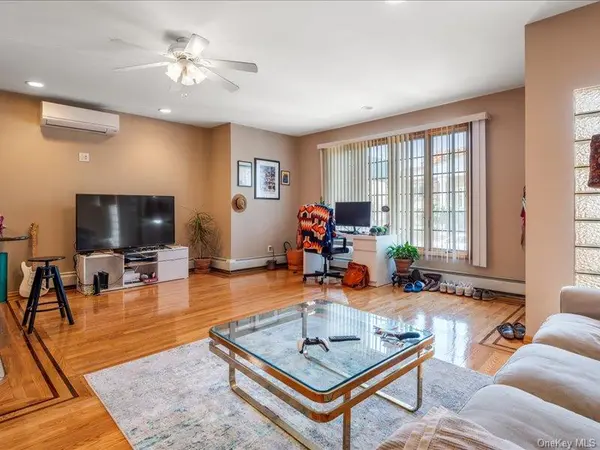 63-47 74th ST, Middle Village, NY 11379