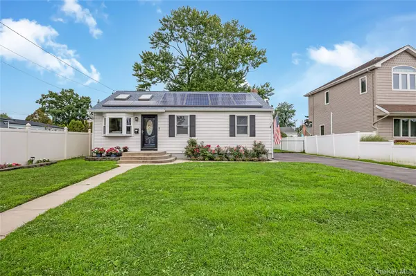11 Delano PL, West Babylon, NY 11704