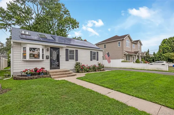 11 Delano PL, West Babylon, NY 11704