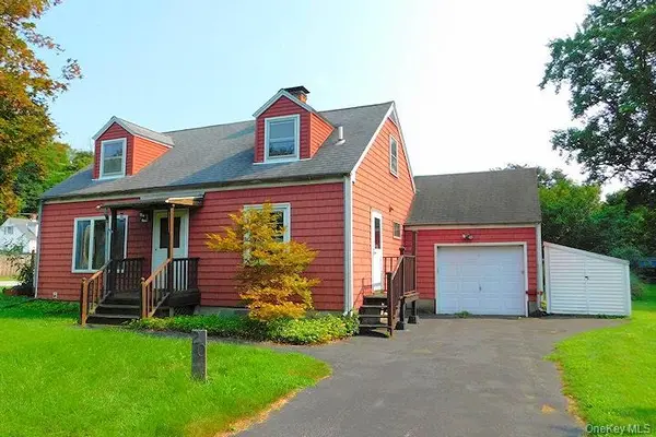 20 Farm LN, Hyde Park, NY 12538