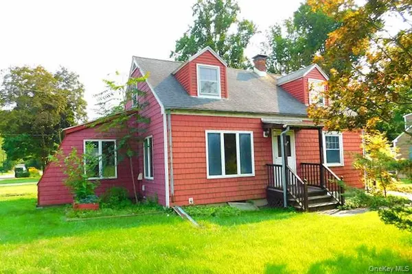 20 Farm LN, Hyde Park, NY 12538