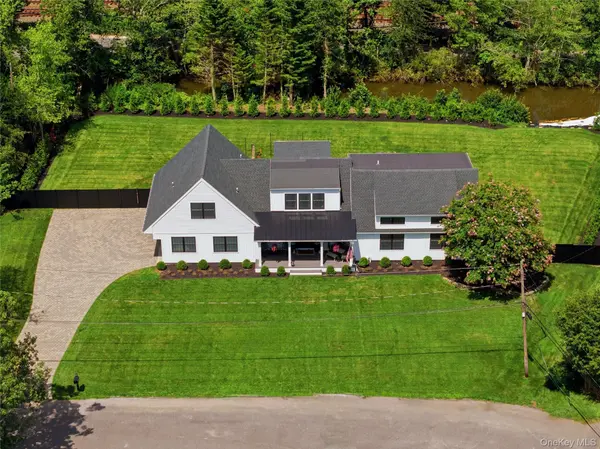 16 Twin River DR, Oakdale, NY 11769