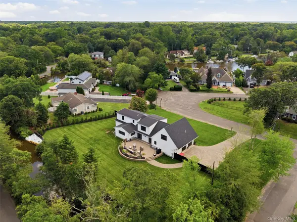 16 Twin River DR, Oakdale, NY 11769