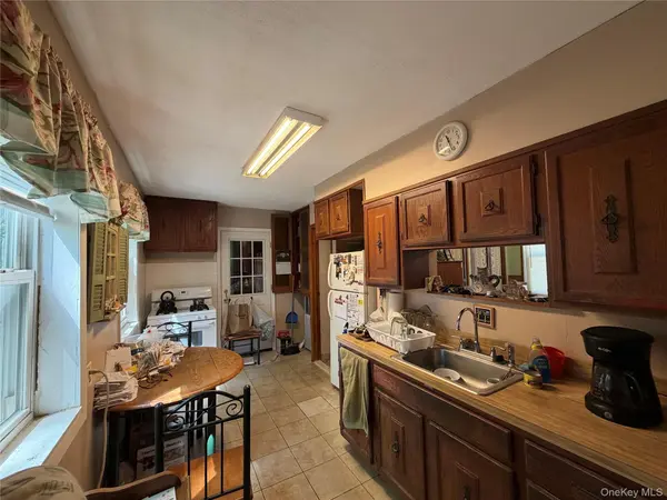 164 S Evergreen DR, Selden, NY 11784