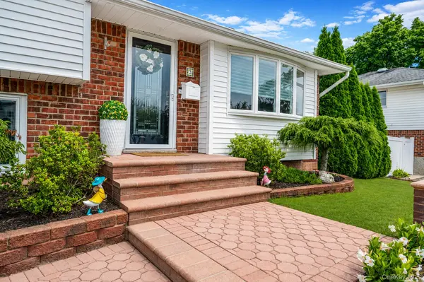 5 Gardenia DR, Commack, NY 11725