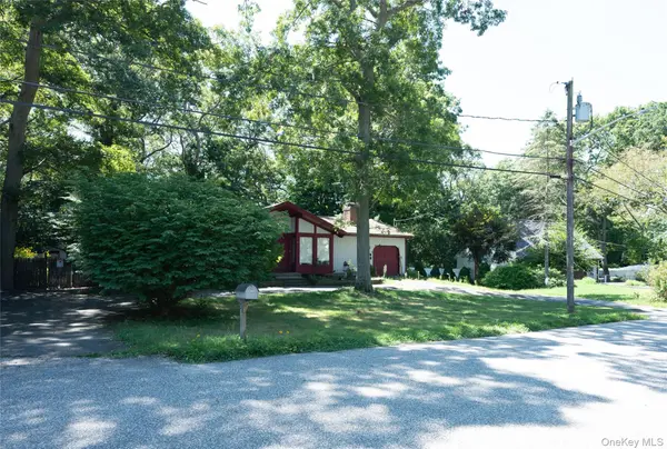6 loretta CT, Coram, NY 11727