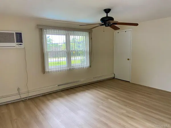 11 April LN, Hicksville, NY 11801