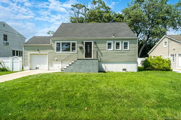 556 S Bayview AVE, Freeport, NY 11520