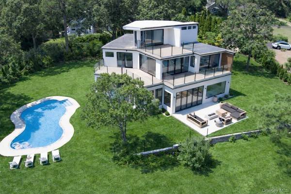 10 Bay View DR, Hampton Bays, NY 11946