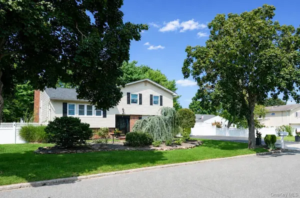 3 Humming LN, Coram, NY 11727