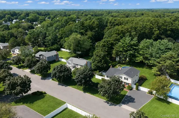 3 Humming LN, Coram, NY 11727