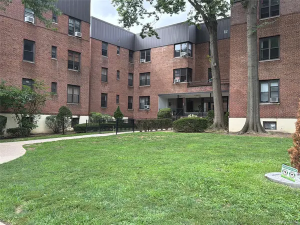 21 Schenck AVE #2AC, Great Neck, NY 11021