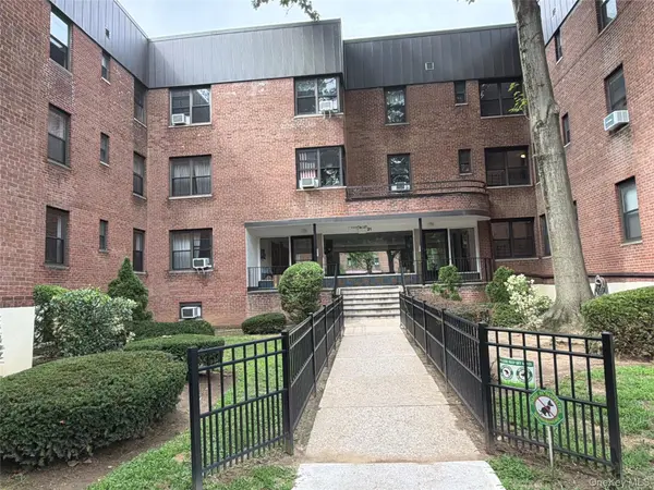 21 Schenck AVE #2AC, Great Neck, NY 11021