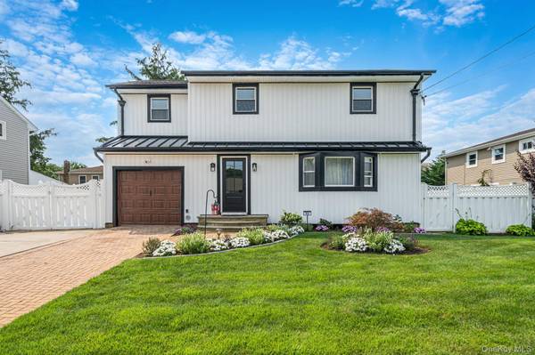95 Colonial DR, Massapequa, NY 11758