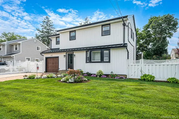 95 Colonial DR, Massapequa, NY 11758