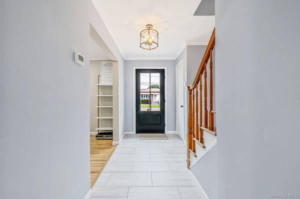 95 Colonial DR, Massapequa, NY 11758
