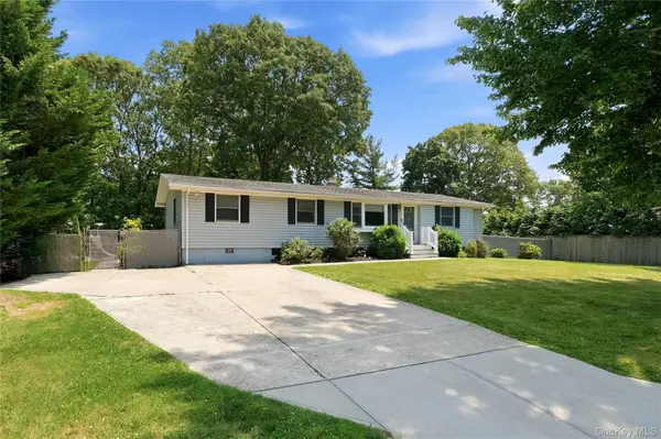 3 Herd LN, East Setauket, NY 11733