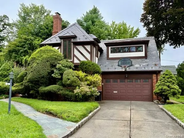 11 Andover LN, Manhasset, NY 11030