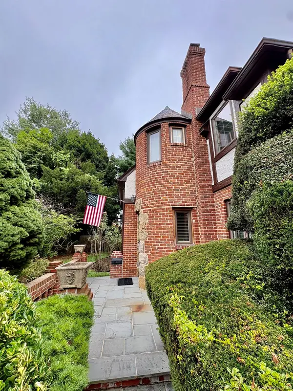 11 Andover LN, Manhasset, NY 11030