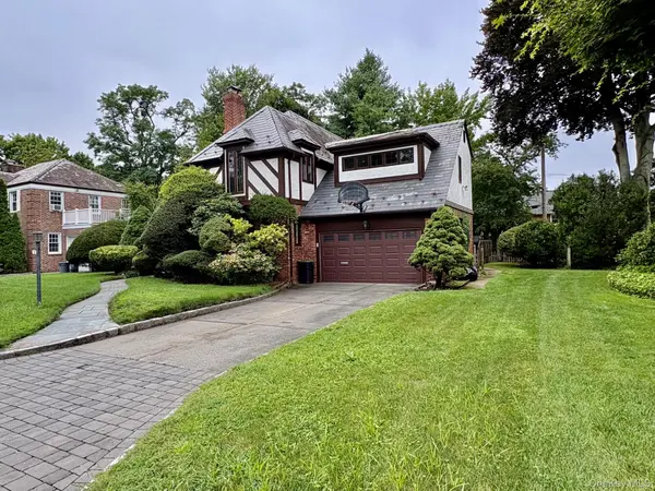 11 Andover LN, Manhasset, NY 11030