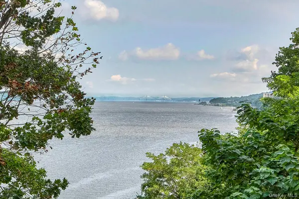 709 Warburton AVE #2F, Yonkers, NY 10701