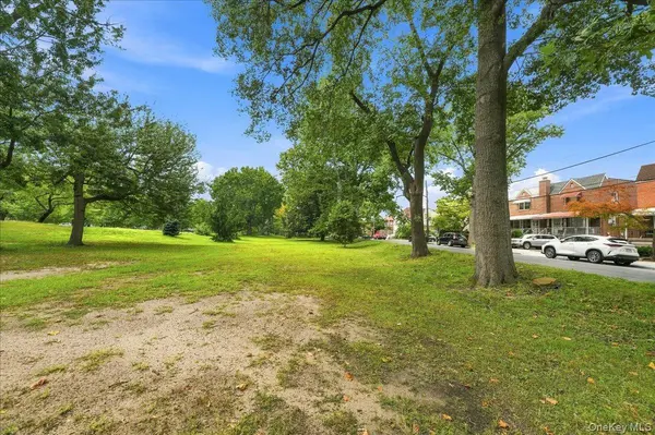 1463 Pelham Pkwy, Bronx, NY 10469