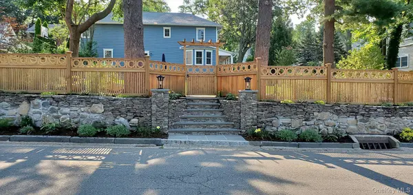 18 20th AVE, Sea Cliff, NY 11579