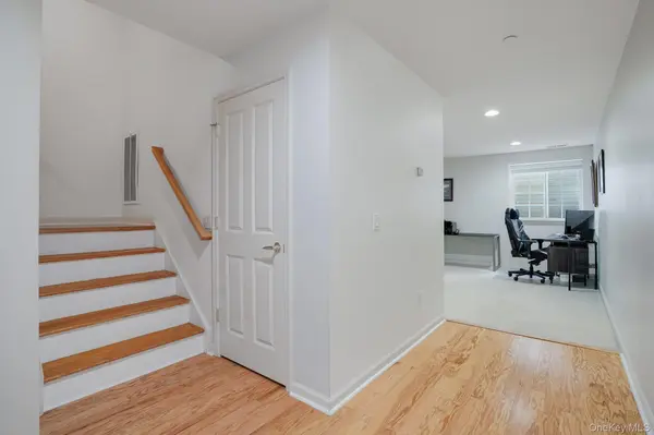 303 Bridgeview DR, Poughkeepsie, NY 12601